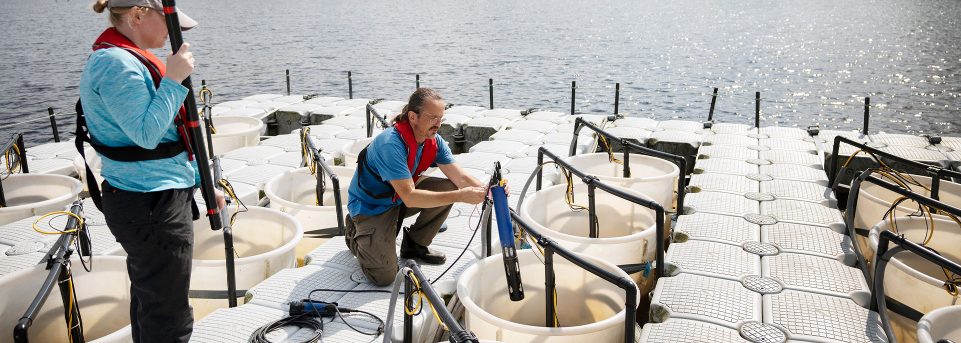 Forskare kontrollerar vatten vid en sjö