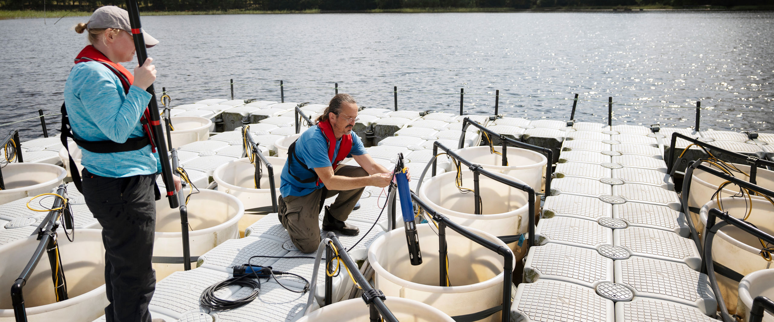 Forskare kontrollerar vatten vid en sjö