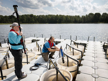 Forskare kontrollerar vatten vid en sjö