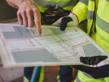 Kollegor i fält tittar på karta