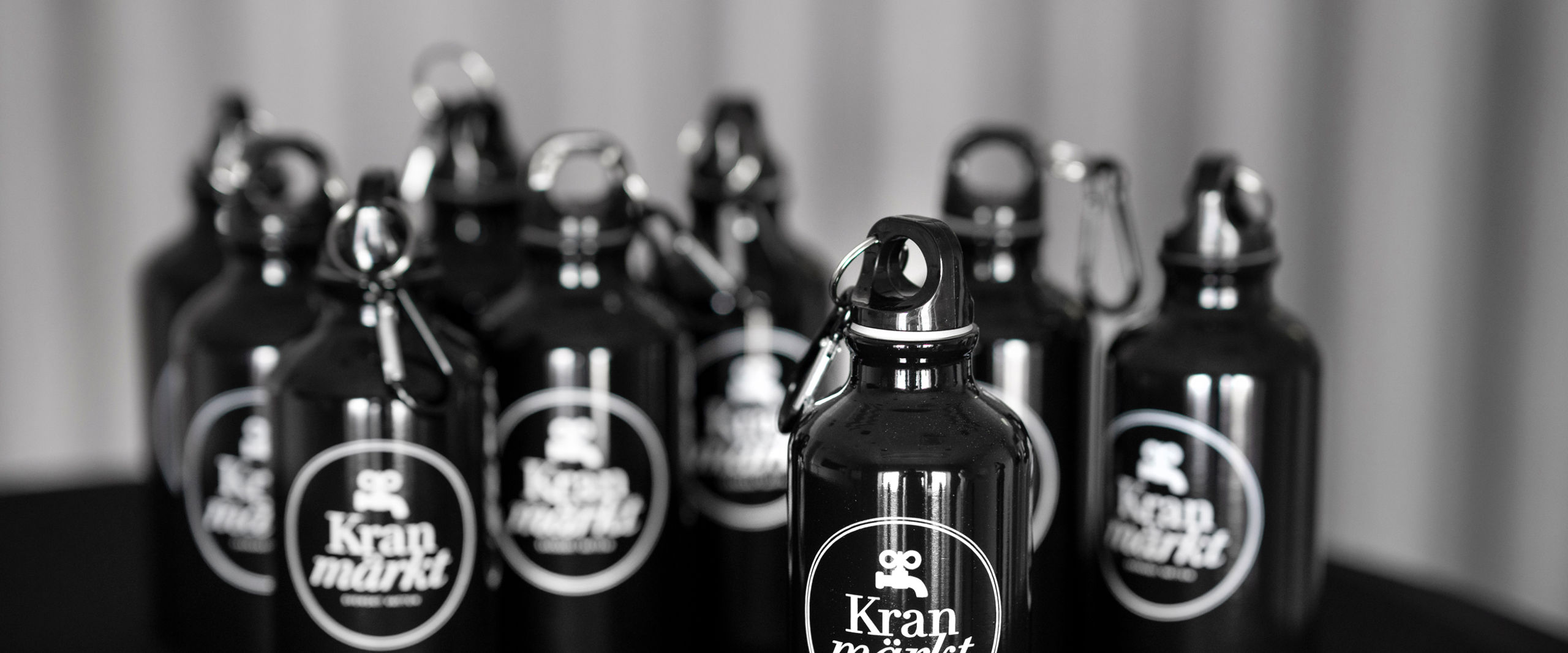 Vattenflaskor i metall med symbolen för Kranmärkt på.