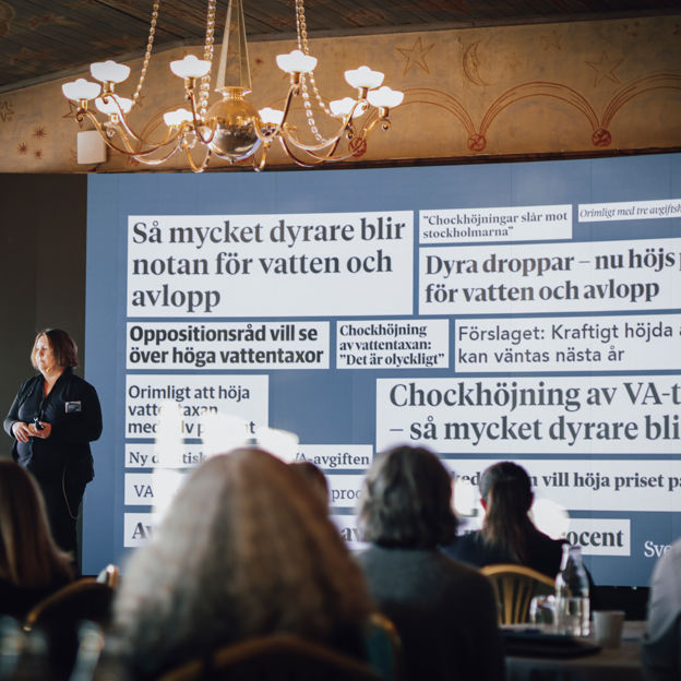 En talare på konferens berättar om hur media kommunicerat höjd VA-taxa.