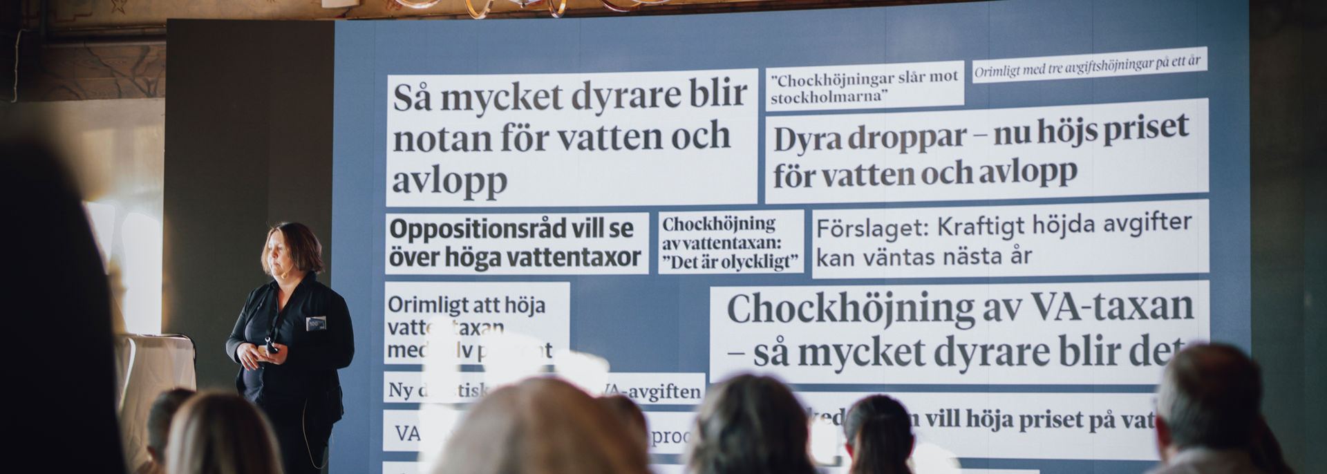 En talare på konferens berättar om hur media kommunicerat höjd VA-taxa.