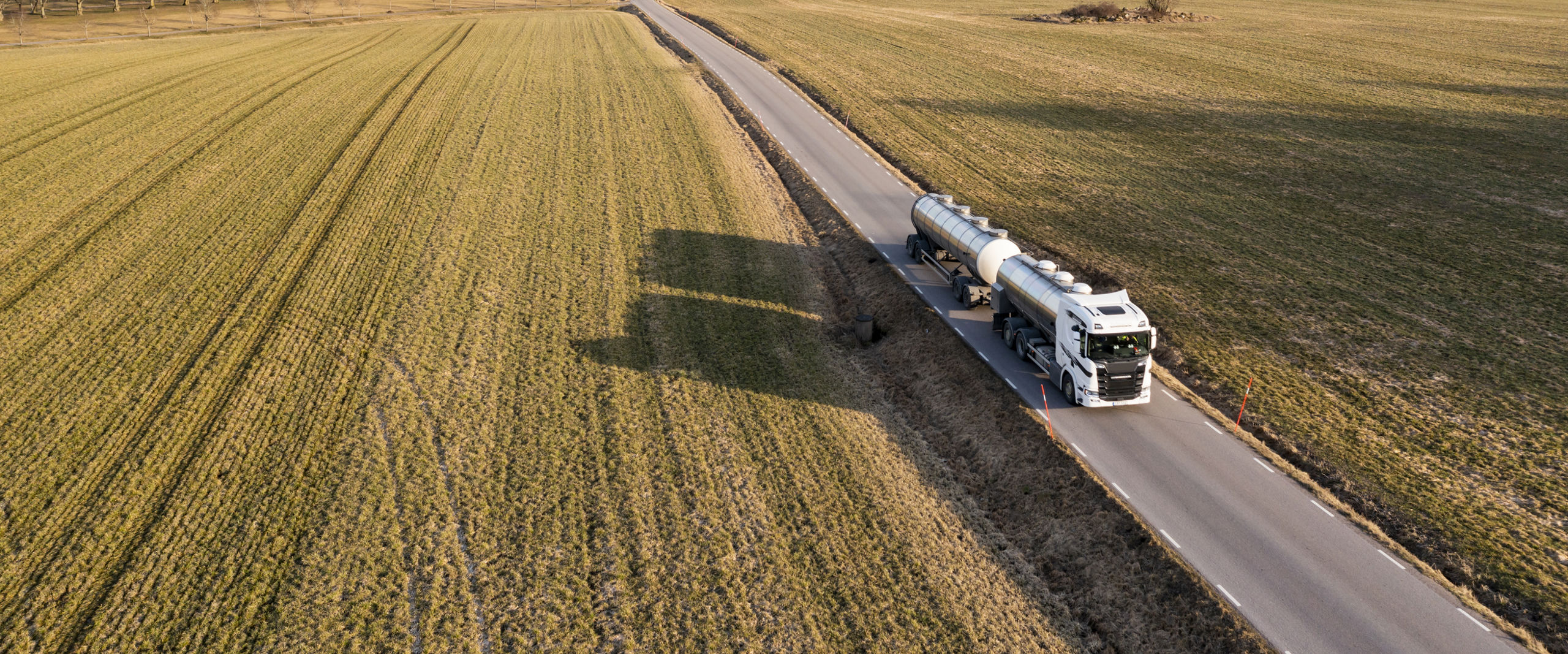 Tankbil med vatten som kör på en landsväg