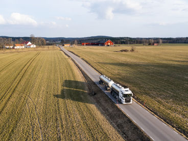 Tankbil med vatten som kör på en landsväg