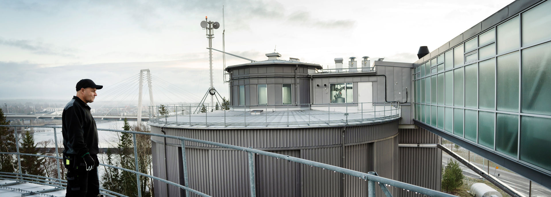 Medarbetare på taket till avloppsverk