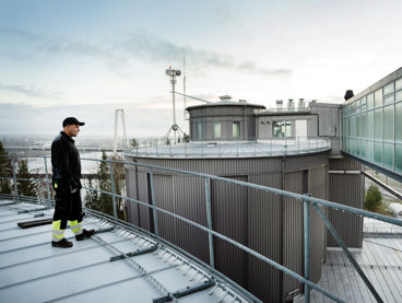 Medarbetare på taket till avloppsverk