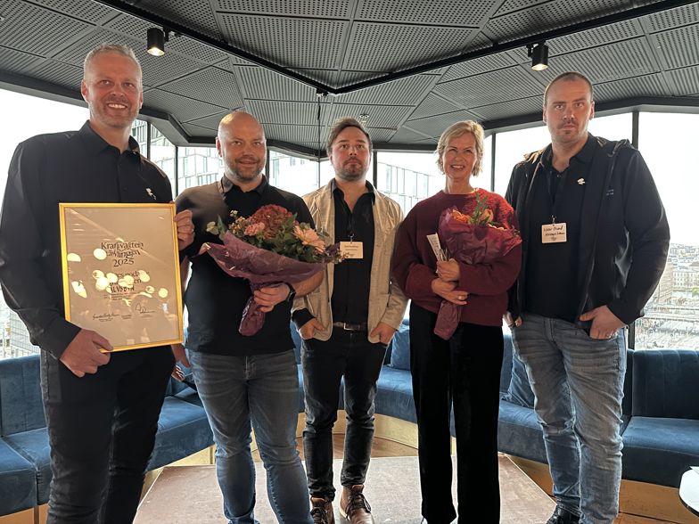 Vinnarrepresentanter från Älvsbyns kommun tillsammans med juryns ordförande Gunilla Hultgren Karell
